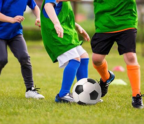 踢足球，打篮球，我们也是爱运动